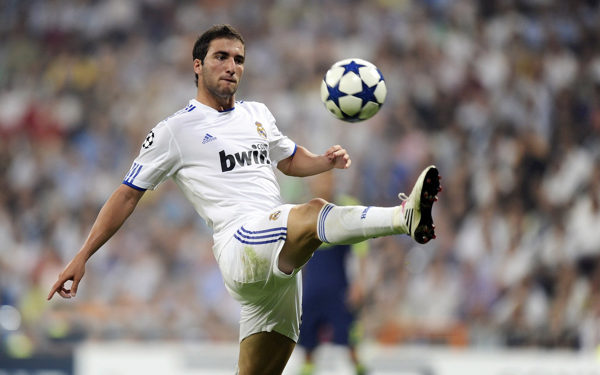 国内足球联赛热度持续升温，球队战术全面升级，足球联赛排名中国